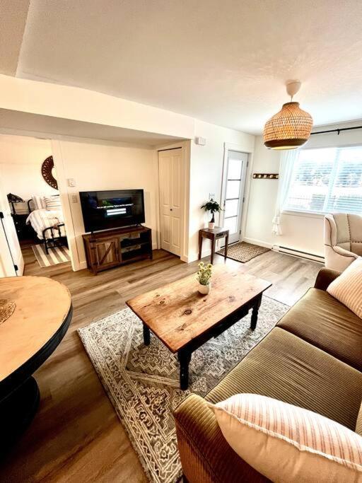 Cozy Lakeview Victoria